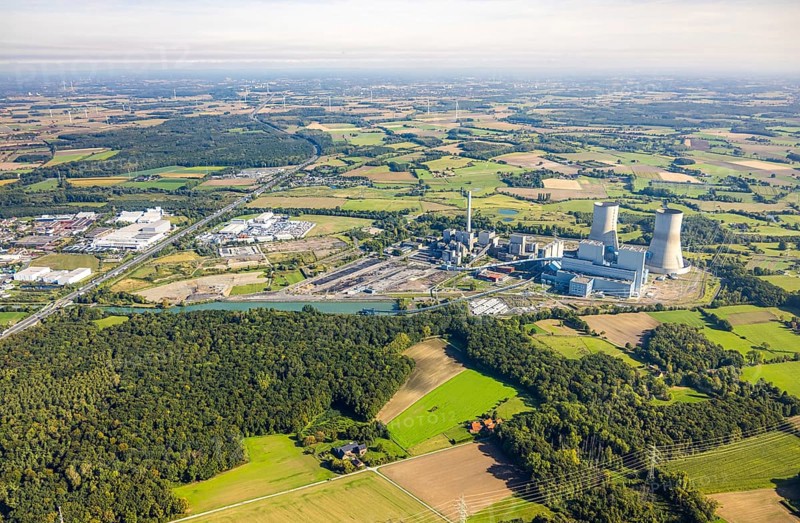Aerial view, RWE power plant Westfalen, meadows and agricultural fields, distant view, Eilmsen, Welver, Ruhr area, North Rhine-Westphalia, Germany, DE, Europe, Hamm, power plant, cooling towers, aerial view, aerial photography, aerial photography, overview, bird's-eye view, overview