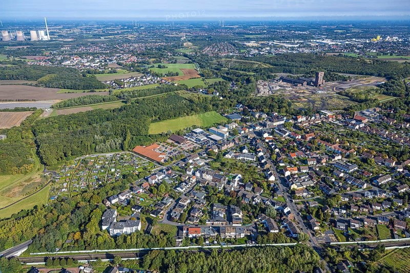 Aerial view, residential area local view district Wiescherhöfen, CreativRevier Hamm, former mine Ost Heinrich Robert with hammerhead tower, tailings pile Humbert, view to RWE Generation SE power plant Gersteinwerk with chimney and cooling towers, district Pelkum, Hamm, Ruhr area, North Rhine-Westphalia, Germany, tailings pile, mine, CreativRevier Heinrich Robert, CreativRevier Heinrich Robert GmbH, DE, Europe, property tax, slag heap, real estate, aerial view, aerial photography, aerial photography, tower, overview, bird's-eye view, residential complex, housing and living, residential area, residential quality, residential neighbourhood, housing estate, residential district, colliery, birds-eyes view, overview