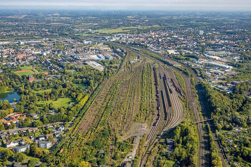 Aerial view, Hamm marshalling yard, view to the city and to the main station, Pelkum district, Hamm, Ruhr area, North Rhine-Westphalia, Germany, railway area, DE, Deutsche Bahn AG, Europe, track systems, tracks, property tax, goods trains, real estate, aerial view, aerial photography, aerial photography, overview, bird's eye view, residential area, living and life, residential area, residential quality, residential quarter, housing estate, residential area, birds-eyes view, overview