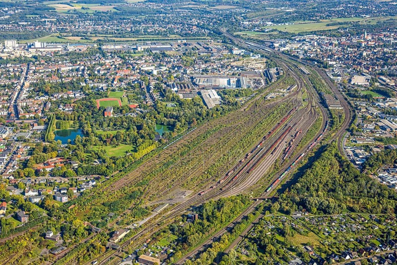 Aerial view, Hamm marshalling yard, Friedrich-Ebert-Park with lake, Elisabeth-Lüders-Berufskolleg with sports field football stadium, Geistschule, view to the city and to the main station, district Pelkum, Hamm, Ruhr area, North Rhine-Westphalia, Germany, railway area, railway station, education, educational institution, DE, Deutsche Bahn AG, Europe, railway tracks, tracks, property tax, goods trains, main station, main railway station, real estate, educational institute, aerial view, aerial photography, aerial photography, school, lake, overview, bird's-eye view, residential area, living and life, residential area, residential quality, residential neighbourhood, residential estate, residential district, birds-eyes view, overview