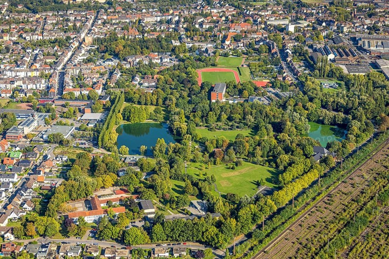 Aerial view, Friedrich-Ebert-Park with lake, Elisabeth-Lüders-Berufskolleg with sports field football stadium, Geistschule, district Pelkum, Hamm, Ruhr area, North Rhine-Westphalia, Germany, DE, Europe, aerial view, aerial photography, aerial photography, park, lake, sports field, pond, overview, bird's-eye view, overview