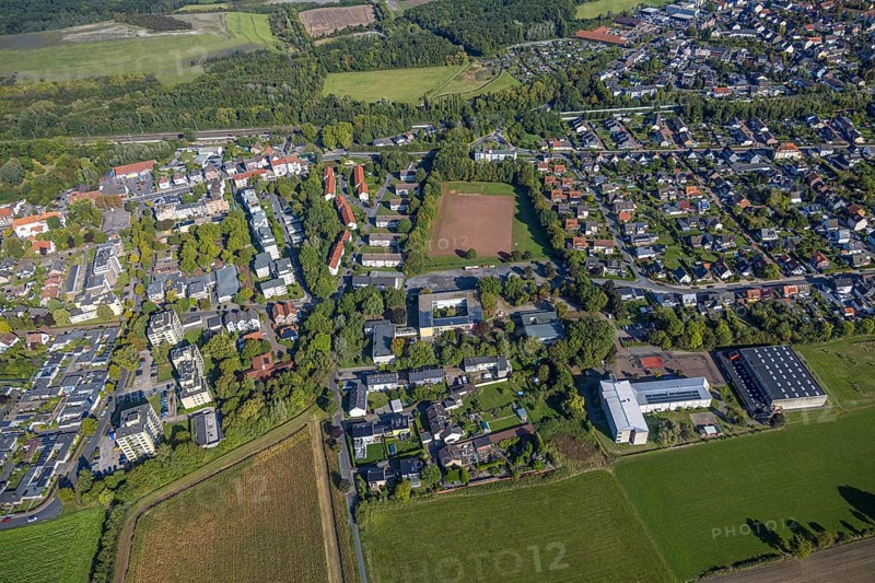 Aerial view, residential area Pelkum with Aschenplatz, housing estate terraced houses Kobbenskamp with Waldorf School and Alfred-Delp-School, district Pelkum, Hamm, Ruhr area, North Rhine-Westphalia, Germany, DE, Europe, property tax, real estate, aerial view, aerial photography, aerial photography, overview, bird's eye view, housing estate, housing and living, residential area, housing quality, residential neighbourhood, housing estate, residential area, birds-eyes view, overview
