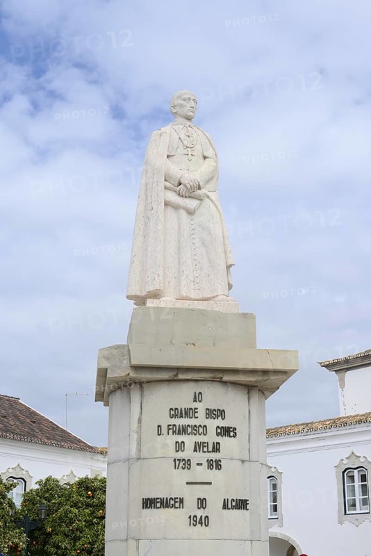 Statue of Bishop Dom Francisco Gomes do Avelar, Largo de Se, Faro, Algarve, Portugal