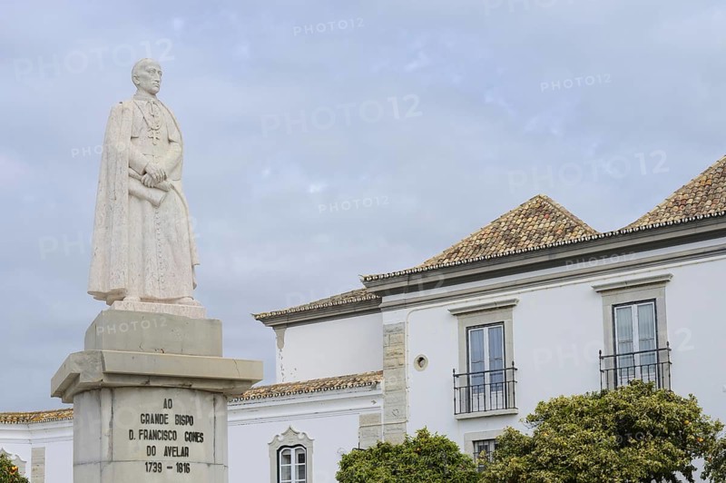 Statue of Bishop Dom Francisco Gomes do Avelar, Largo de Se, Faro, Algarve, Portugal