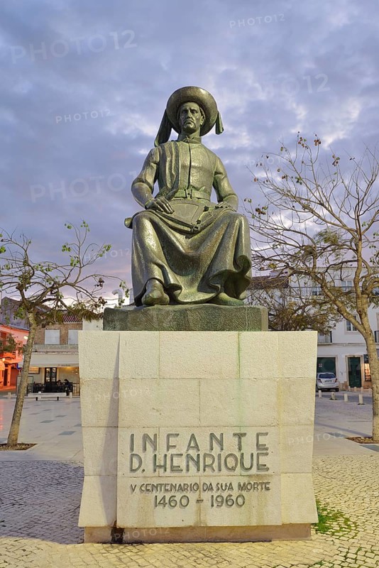 Monument to Henry the Navigator at dusk, Praca Infante Dom Henrique, Lagos, Algarve, Portugal