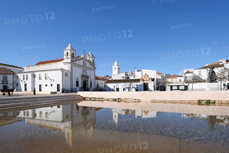Church Igreja de Santa Maria ou da Misericordia and monument to Henry the Navigator, Praca Infante Dom Henrique, Lagos, Algarve, Portugal