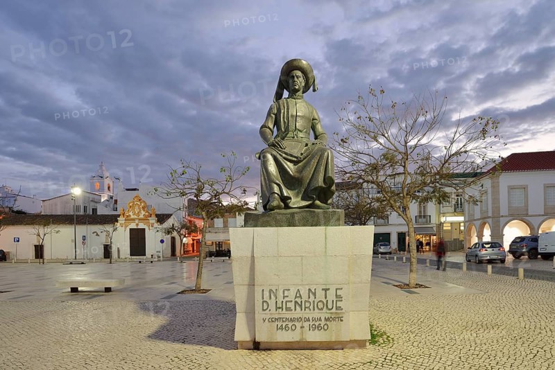 Monument to Henry the Navigator at dusk, Praca Infante Dom Henrique, Lagos, Algarve, Portugal
