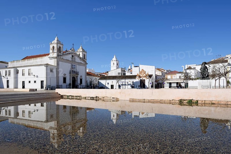 Church Igreja de Santa Maria ou da Misericordia and monument to Henry the Navigator, Praca Infante Dom Henrique, Lagos, Algarve, Portugal