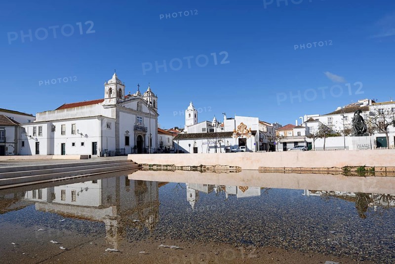 Church Igreja de Santa Maria ou da Misericordia and monument to Henry the Navigator, Praca Infante Dom Henrique, Lagos, Algarve, Portugal