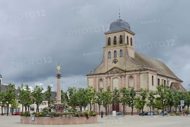 Church of St Louis and fountain on Place d'Armes-General-de-Gaulle, Neuf-Brisach, Haut-Rhin department, Alsace, France