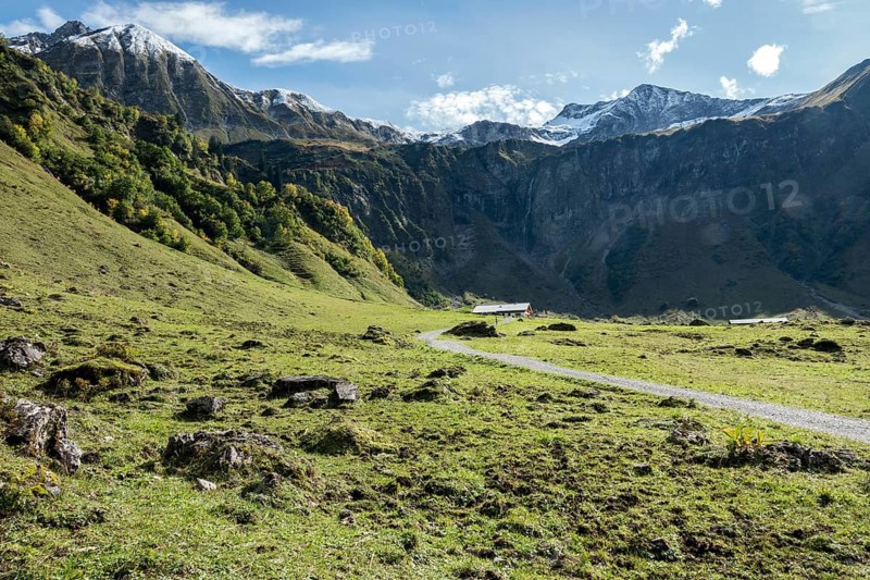 Oytal valley head, behind Käser Alpe and Jochspitze and Rauheck, Oytal, near Oberstdorf, Oberallgäu, Allgäu, Bavaria, Germany