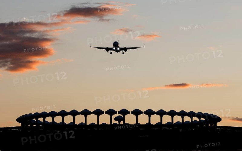 Landing of an aircraft at BER Berlin Brandenburg Willy Brandt Airport, Wullenweber antenna for radio direction finding, Schönefeld, 29 September 2025, Schönefeld, Brandenburg, Germany
