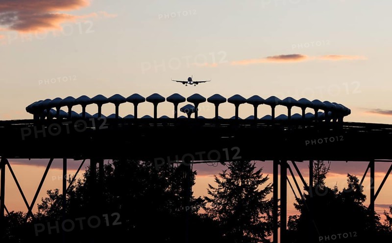 Landing of an aircraft at BER Berlin Brandenburg Willy Brandt Airport, Wullenweber antenna for radio direction finding, Schönefeld, 29 September 2025, Schönefeld, Brandenburg, Germany
