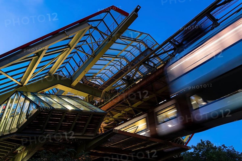 Night shot of the Wuppertal suspension railway at the Kluse stop, Wuppertal, Germany