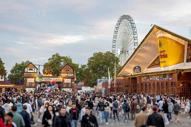 Folk festival time in Stuttgart. The 178th Cannstatter Volksfest on the Wasen is one of the most important traditional festivals in Germany. In addition to the large festival tents, the Wasen is characterised by fairground attractions. Around 320 showmen, festival hosts and market traders expect around four million visitors. Bad Cannstatt, Stuttgart, Baden-Württemberg, Germany