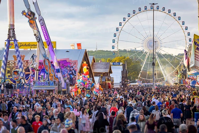 Folk festival time in Stuttgart. The 178th Cannstatter Volksfest on the Wasen is one of the most important traditional festivals in Germany. In addition to the large festival tents, the Wasen is characterised by fairground attractions. Around 320 showmen, festival hosts and market traders expect around four million visitors. Bad Cannstatt, Stuttgart, Baden-Württemberg, Germany