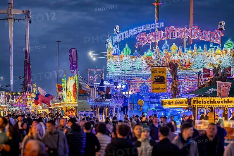 Folk festival time in Stuttgart. The 178th Cannstatter Volksfest on the Wasen is one of the most important traditional festivals in Germany. In addition to the large festival tents, the Wasen is characterised by fairground attractions. Around 320 showmen, festival hosts and market traders expect around four million visitors. Bad Cannstatt, Stuttgart, Baden-Württemberg, Germany