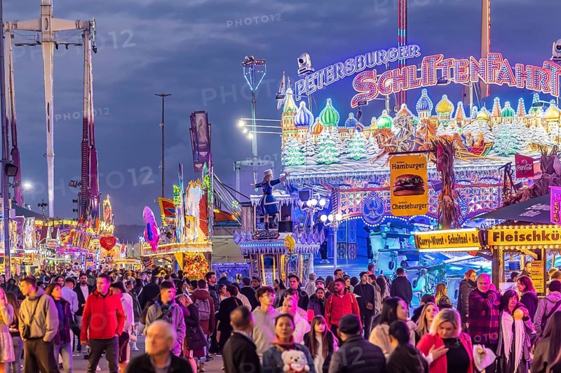 Folk festival time in Stuttgart. The 178th Cannstatter Volksfest on the Wasen is one of the most important traditional festivals in Germany. In addition to the large festival tents, the Wasen is characterised by fairground attractions. Around 320 showmen, festival hosts and market traders expect around four million visitors. Bad Cannstatt, Stuttgart, Baden-Württemberg, Germany