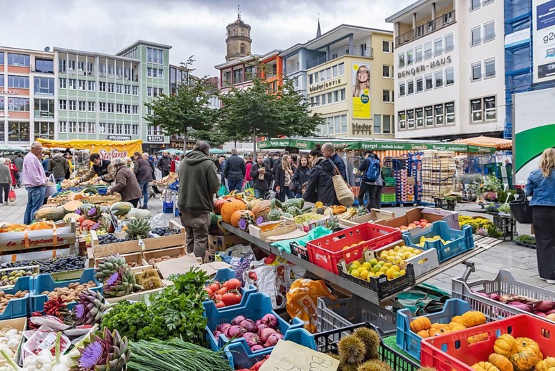 Weekly market in the city centre of Stuttgart. Market square in front of the town hall. Stuttgart, Baden-Württemberg, Germany