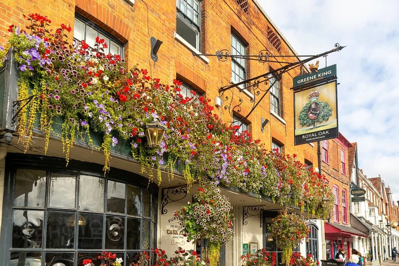 Colourful flowers in large window box and hanging baskets, Royal Oak public house, Marlborough, Wiltshire, England, UK