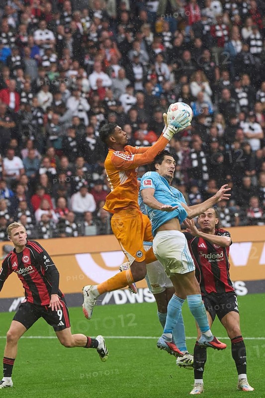 Eintracht Frankfurt-Union Berlin: Goalkeeper Kauã Santos (Eintracht Frankfurt), Diogo Leite (1. FC Union Berlin, centre) and Arthur Theate (Eintracht Frankfurt, right) fight for the ball