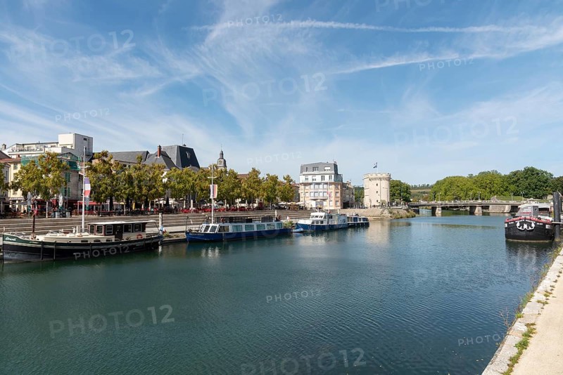 Quai de Londres, bank, Porte Chaussée, city gate, ships, river Meuse, Verdun, Département Meuse, Grand Est, France