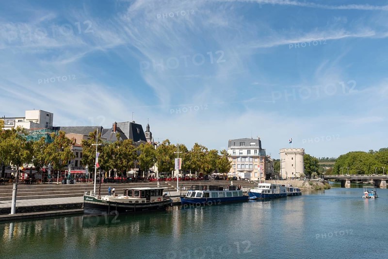 Quai de Londres, bank, Porte Chaussée, city gate, ships, river Meuse, Verdun, Département Meuse, Grand Est, France