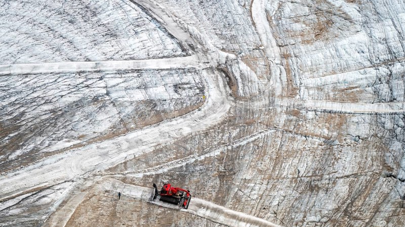Snow groomer on Dachtstein, Dachtstein glacier, Styria, Austria