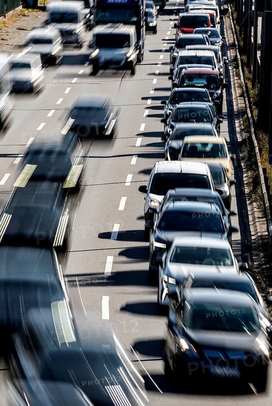 Traffic jam on the A 100 motorway: the Ringbahn bridge at the Funkturm motorway junction is closed, Germany