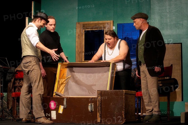 Thilo Herrmann (Prof. Marcus), Silvio Hildebrandt (Dr Courtenay), Pablo Nina Toculescu (Willie Knoxton), Henning Wolff (Louis Harvey), LADYKILLERS, photo rehearsal on 29.09.2025 at the Berliner Kriminaltheater, Berlin, premiere: 15.10.2025