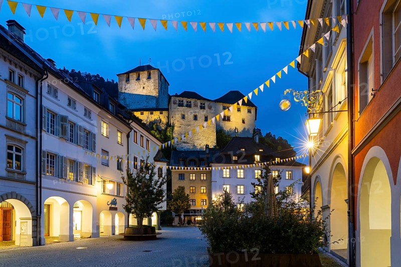 Historic houses, alley of houses with view of Schattenburg Castle, Blue Hour, Neustadt, Markokkanerstraße, Feldkirch, Vorarlberg, Austria