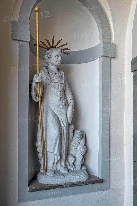 Church of St Gallus and Ulrich, niche with St Gallus and the bear, Kisslegg, Allgäu, Baden-Württemberg, Germany