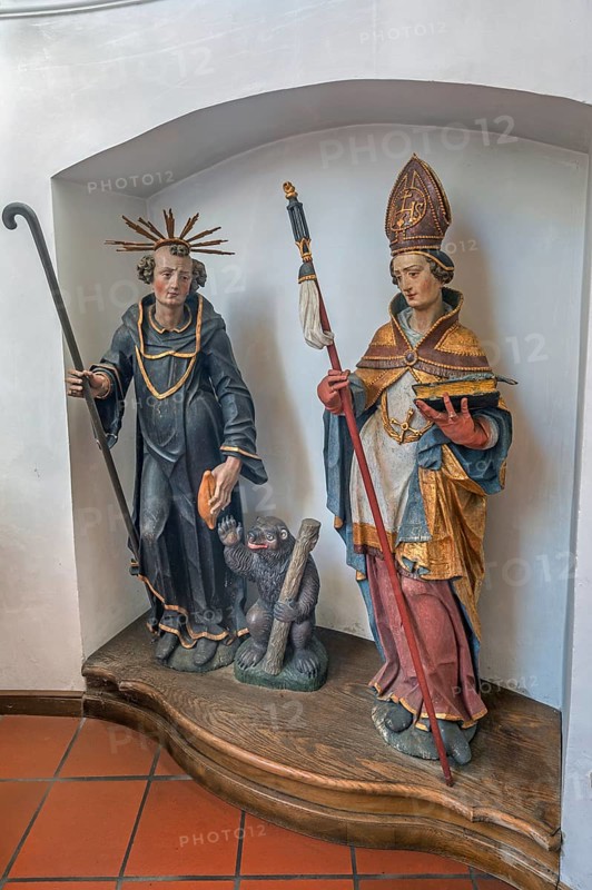 Church of St Gallus and Ulrich, niche with St Gallus with the bear and the holy abbot Kolumban, Kisslegg, Allgäu, Baden-Württemberg, Germany
