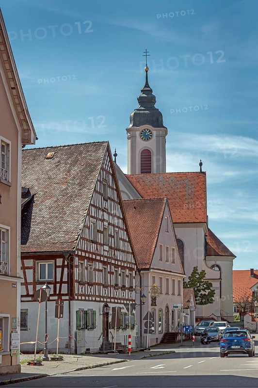 Pointed gable house with half-timbering and St Gallus and Ulrich church, Kisslegg, Allgäu, Baden-Württemberg, Germany