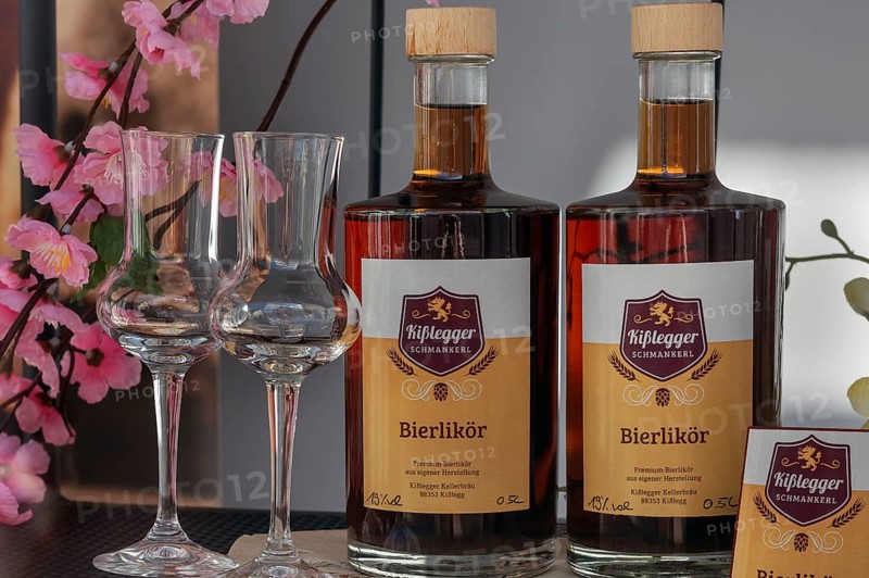 Shop window with bottles and glasses, Kisslegger beer liqueur, Kisslegg, Allgäu, Baden-Württemberg, Germany