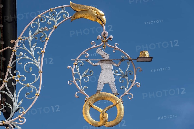 Nose sign, baker figure with Gugelhupf in Kisslegg, Allgäu, Baden-Württemberg, Germany