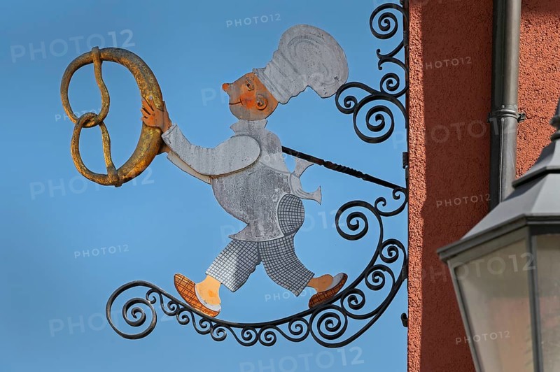 Nose sign, baker figure with pretzel in Kisslegg, Allgäu, Baden-Württemberg, Germany