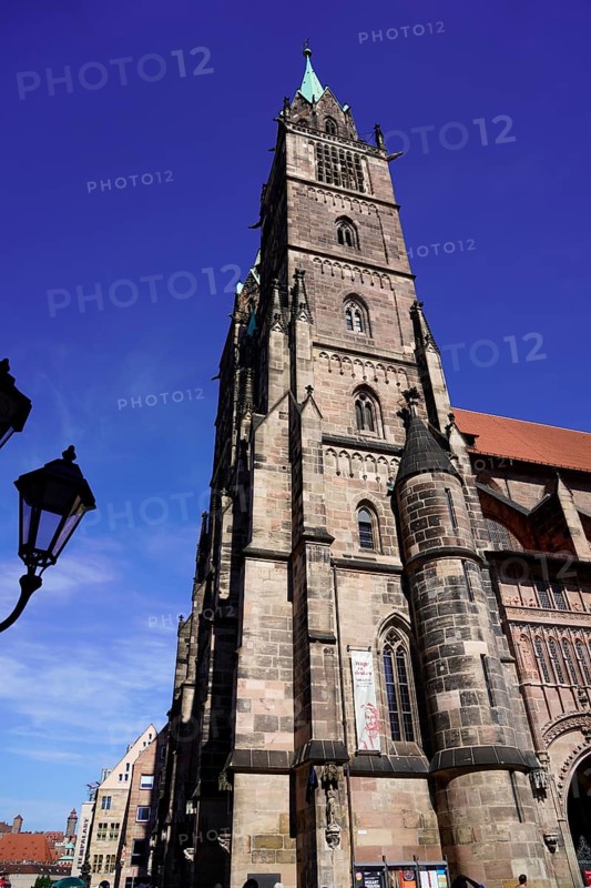 Gothic church tower made of sandstone, rises in front of a bright blue sky, Church of St. Lawrence, Nuremberg, Middle Franconia, Franconia, Bavaria, Germany