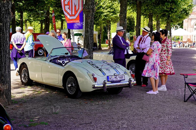 Oldtimer Classic, Gala International Concours d'Elegance Schwetzingen 2025, Germany, Europe, people in conversation next to a vintage MG in a park