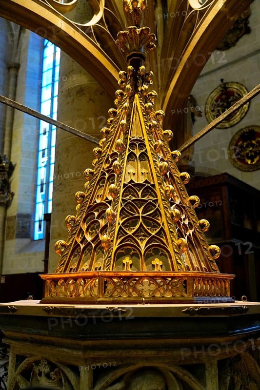 The interior of the largest Protestant church in Germany. It has the world's highest church tower, Ulm Cathedral, Germany, Europe, Close-up of an ornately decorated, gilded altar shrine in the cathedral, Ulm