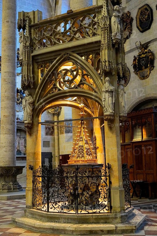 The interior of the largest Protestant church in Germany. It has the world's highest church tower, Ulm Minster, Germany, Europe, Detailed Gothic altar shrine in a cathedral, richly decorated and skilfully designed, Ulm