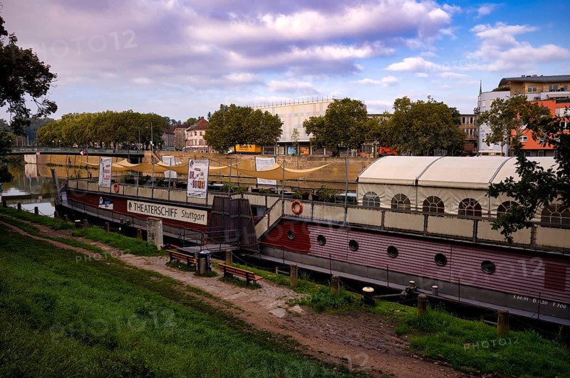Theaterschiff Stuttgart, Rosensteinbrücke, Neckar Bad Cannstatt, Stuttgart, Baden-Württemberg, Germany