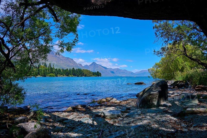 Shore view with trees, lake and mountain panorama in the background, Queenstown, Queenstown-Lakes District, Otago, South Island, New Zealand