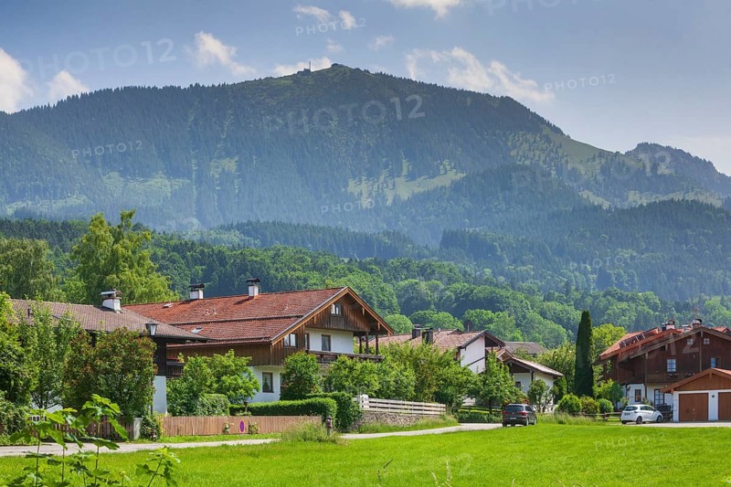 Hochries mountain and residential building, Grainbach, Samerberg, Chiemgau, Upper Bavaria, Bavaria, Germany