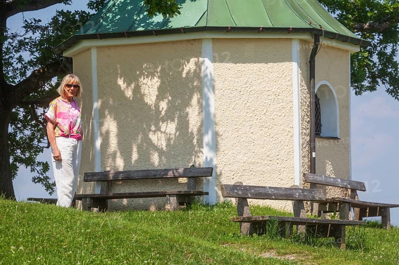 Lookout chapel with Luitpoldeiche, near Törwang, Samerberg, Chiemgau, Upper Bavaria, Bavaria, Germany