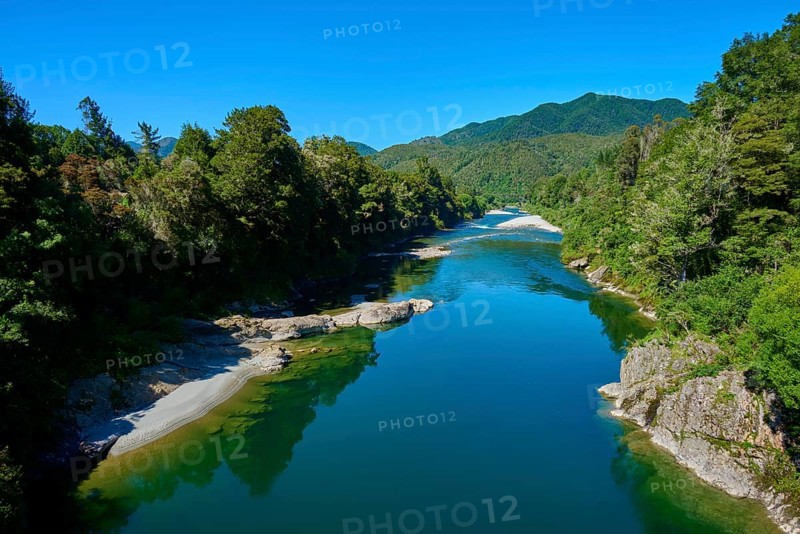 River with sandbanks and wooded hills surrounded by nature, Buller River, Murchison, Tasman, South Island, New Zealand