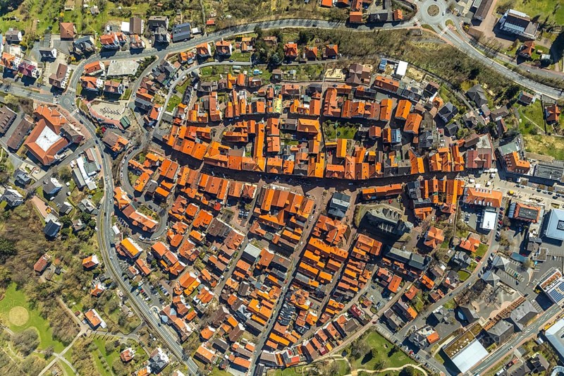 Aerial view, town centre of Wildungen with Protestant church on the town hill, in Bad Wildungen in Hesse. Bad Wildungen, spa centre and state bath in the district of Waldeck-Frankenberg, North Hesse, Hesse, Germany, Bad Wildungen, DEU, Europe, birds-eyes view, aerial view, aerial photography, aerial photography, overview, bird's eye view