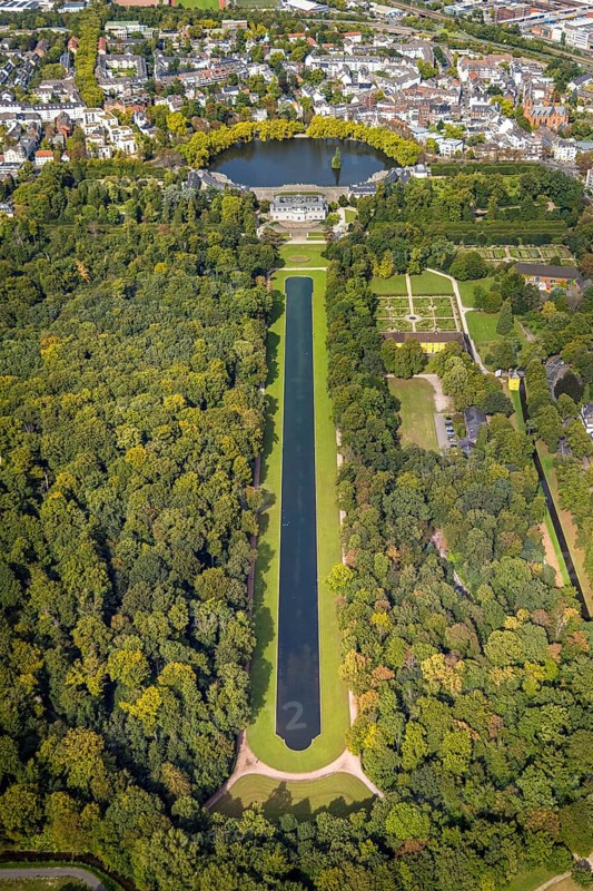 Aerial view, Benrath Castle with castle park and castle pond, Benrath, Düsseldorf, Ruhr area, North Rhine-Westphalia, Germany, DE, monument protection, Europe, aerial view, aerial photography, aerial photography, nature reserve, park, castle, pond, overview, bird's-eye view, bird's-eye view, overview