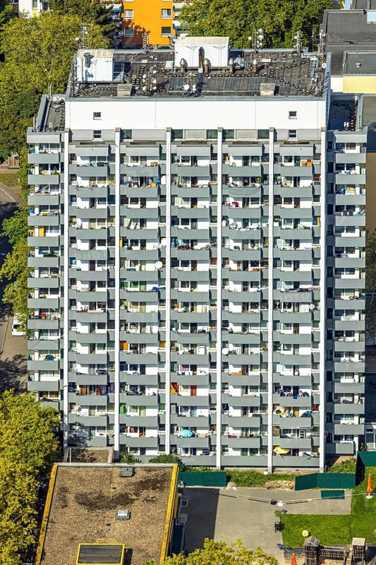 Aerial view, high-rise housing estate Fürstenberger Straße, balconies, shapes and colours, Hassels, Düsseldorf, Ruhr area, North Rhine-Westphalia, Germany, DE, Europe, property tax, high-rise buildings, real estate, aerial photography, aerial photography, aerial photography, multi-family houses, apartment buildings, terraced houses, overview, bird's-eye view, housing estate, living and living, residential area, residential buildings, quality of living, residential quarter, housing estate, residential district, birds-eyes view, overview