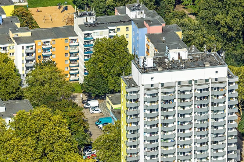 Aerial view, high-rise housing estate Fürstenberger Straße, coloured house facades, Hassels, Düsseldorf, Ruhr area, North Rhine-Westphalia, Germany, DE, Europe, property tax, high-rise buildings, real estate, aerial view, aerial photography, aerial photography, multi-family houses, apartment buildings, terraced houses, overview, bird's eye view, housing estate, living and living, residential area, residential buildings, residential quality, residential quarter, housing estate, residential district, birds-eyes view, overview